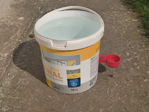 Záťažová napájačka našrubovaná na 10 l plastové vedro poskytuje dostatok vody pre sliepky