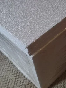 Zatvorený polystyrénový chladiaci box s hrubým izolačným vrchnákom.