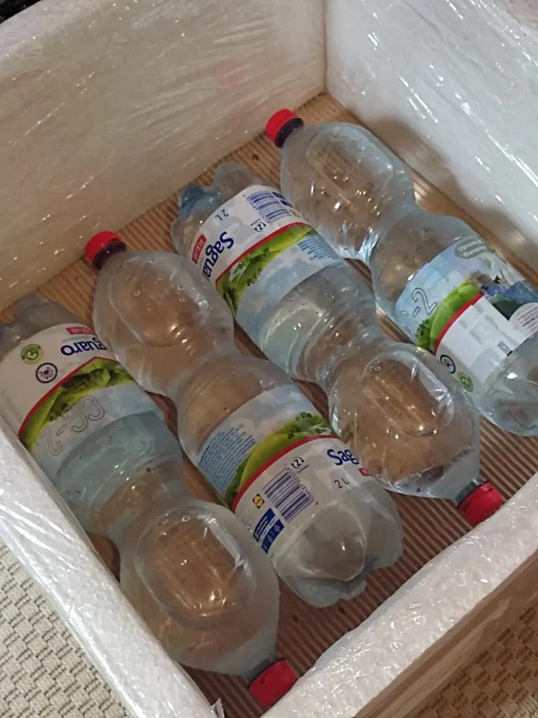 Štyri dvojlitrové fľaše so studenou vodou udržiavajú chlad a meníme ich podľa potreby